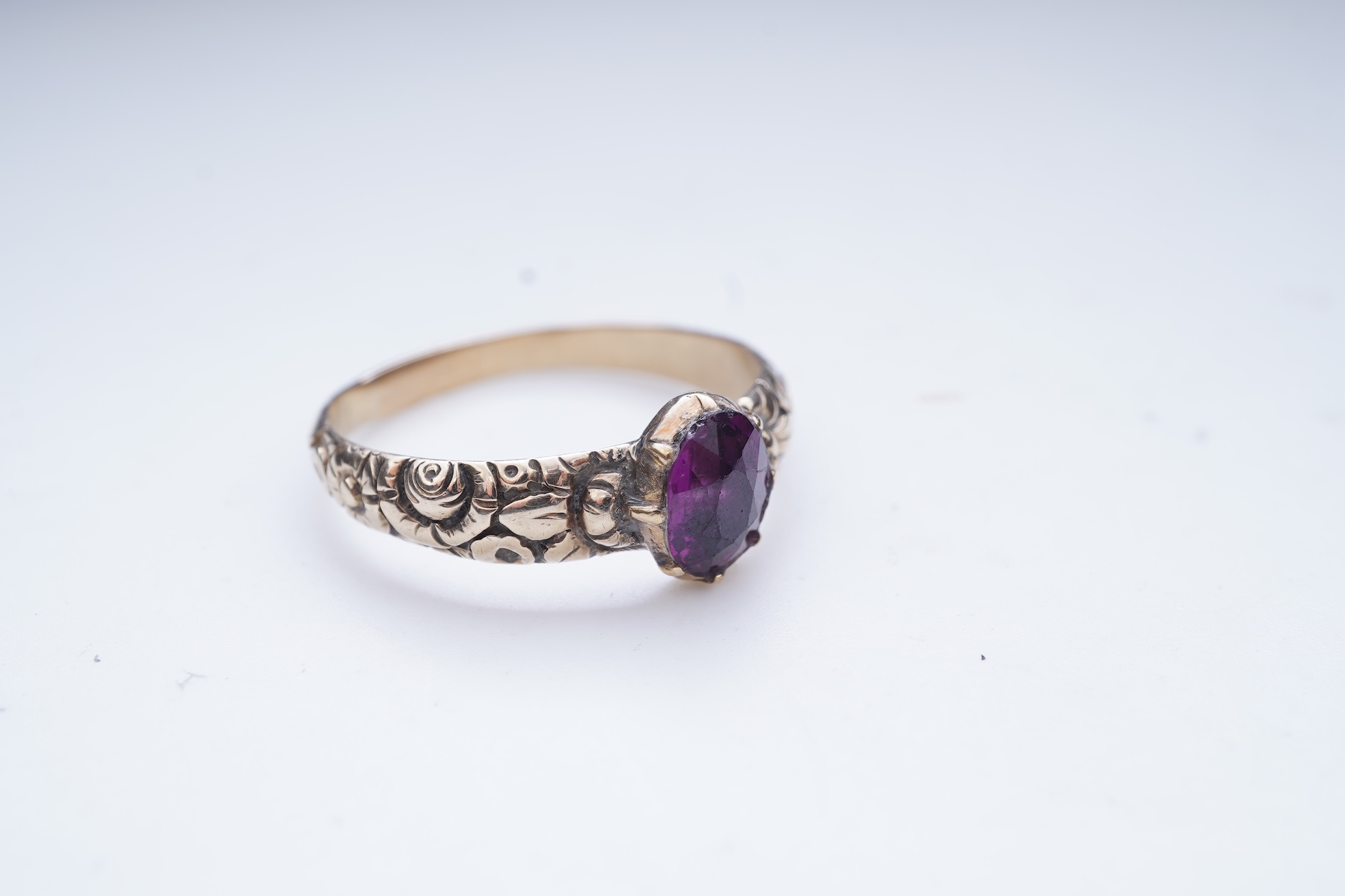 A garnet ring with carved floral gold band, 19th century